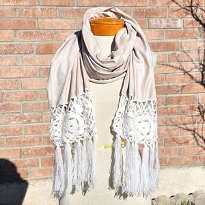Beige crochet & fringe trimmed scarf